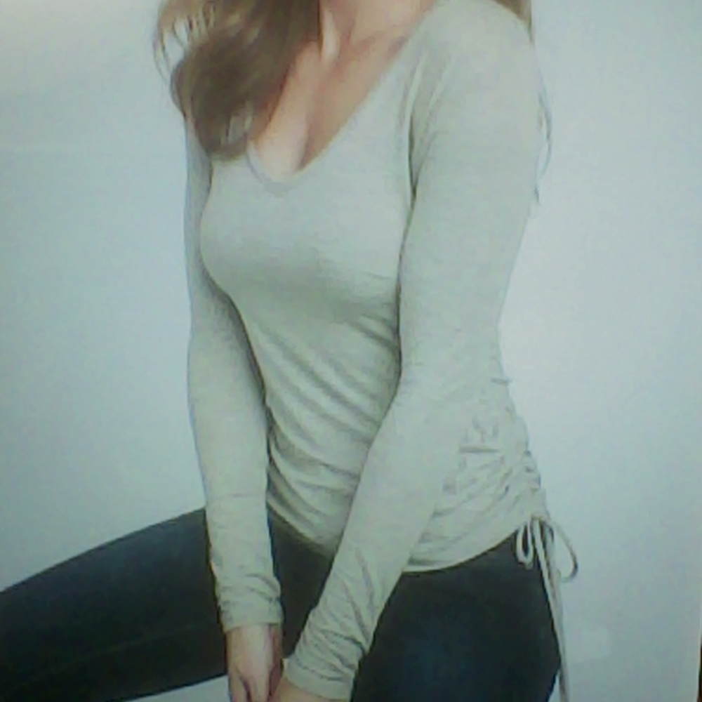 New never worn Ruched V neck top